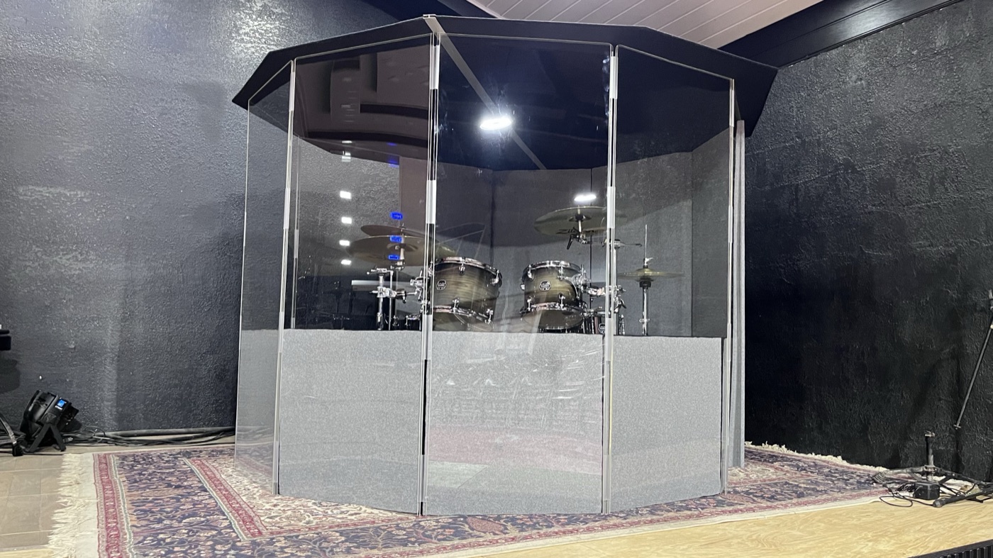Cabina acústica VCA Drums instalada en tarima, vista general