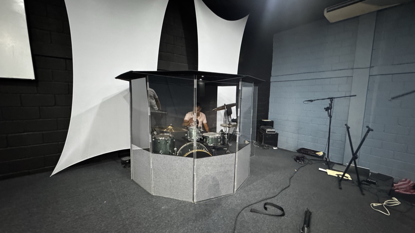 Baterista tocando dentro de la cabina acústica VCA Drums