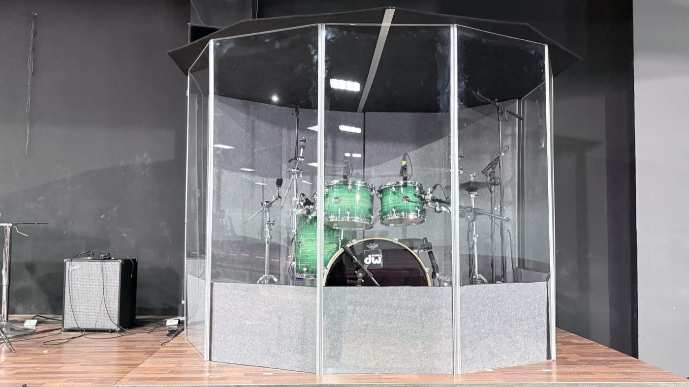 Batería verde dentro de la cabina acústica VCA Drums