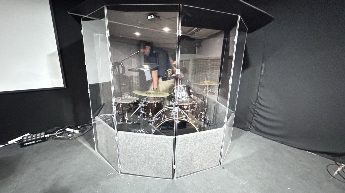 Baterista tocando en vivo dentro de la cabina acústica VCA Drums