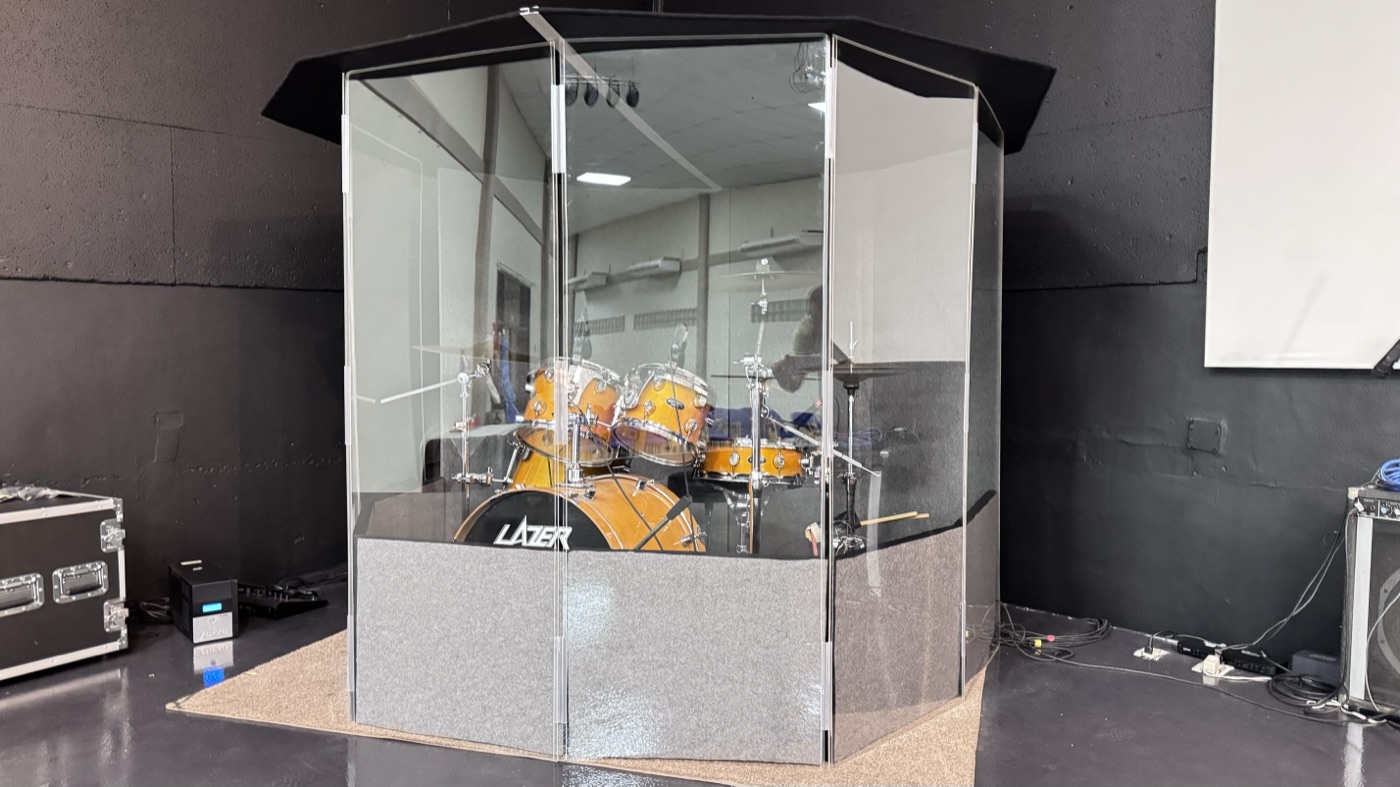 Batería Lazer naranja dentro de la cabina acústica VCA Drums